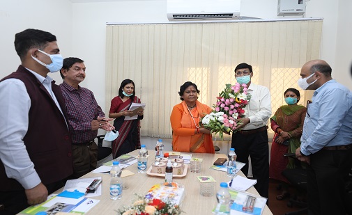 https://www.bis.gov.in/wp-content/uploads/2021/10/Welcome-Hon.-Sadhvi-Niranjan-Jyoti-by-BIS-JKBO-Head-Sh.-R.C.-Dass.jpg
