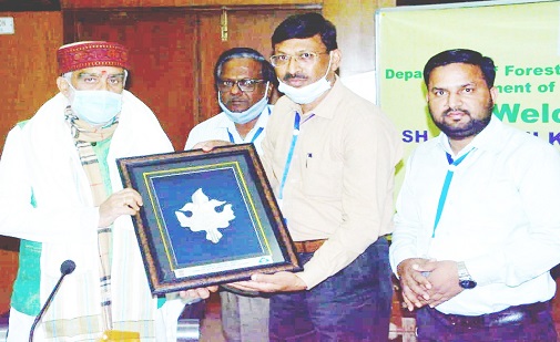 https://www.bis.gov.in/wp-content/uploads/2021/11/Presenenting-Mementoes-to-Hon.-Minister-Sh.-Ashwini-Kumar-Chaubey-Mos-by-BIS-JKBO-Head-Sh.-R.C.-Dass.jpeg