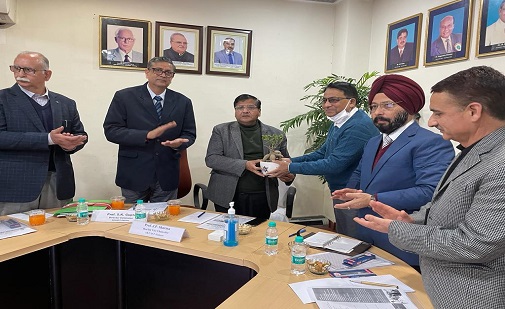 https://www.bis.gov.in/wp-content/uploads/2022/03/Sh.-Satyadeo-Lal-Head-JKBO-presenting-flower-pot-to-Vice-Chancellor-Sh.-J.P.-Sharma-of-SKUAST-Jammu-on-24-Feb-2022.jpeg